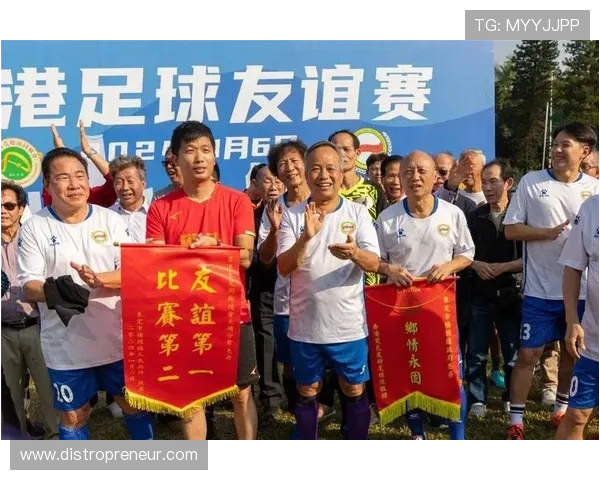 足球明星齐聚领奖盛典合影留念展现荣耀与友谊的瞬间 足球明星齐聚领奖盛典合影留念展现荣耀与友谊的瞬间