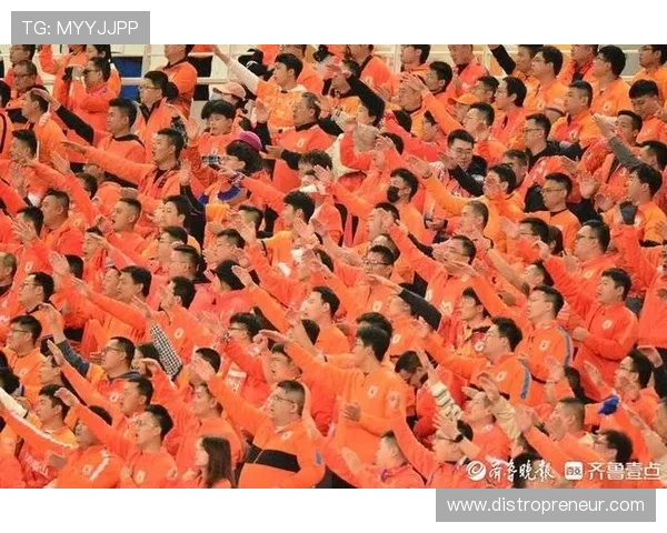 足球明星齐聚展现颠球技巧引发球迷热烈追捧与欢呼